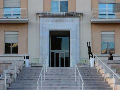 Sull�austero portale di entrata, lasciato intatto dopo la ristrutturazione di una quindicina d�anni fa, si legge ancora in caratteri romani l�anno di fondazione dell'ex sanatorio "Cotugno": 1939